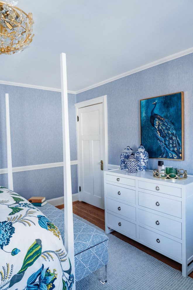 Inspiration pour une chambre d'amis traditionnelle de taille moyenne avec un mur bleu, un sol en bois brun, aucune cheminée, un sol marron et du papier peint.