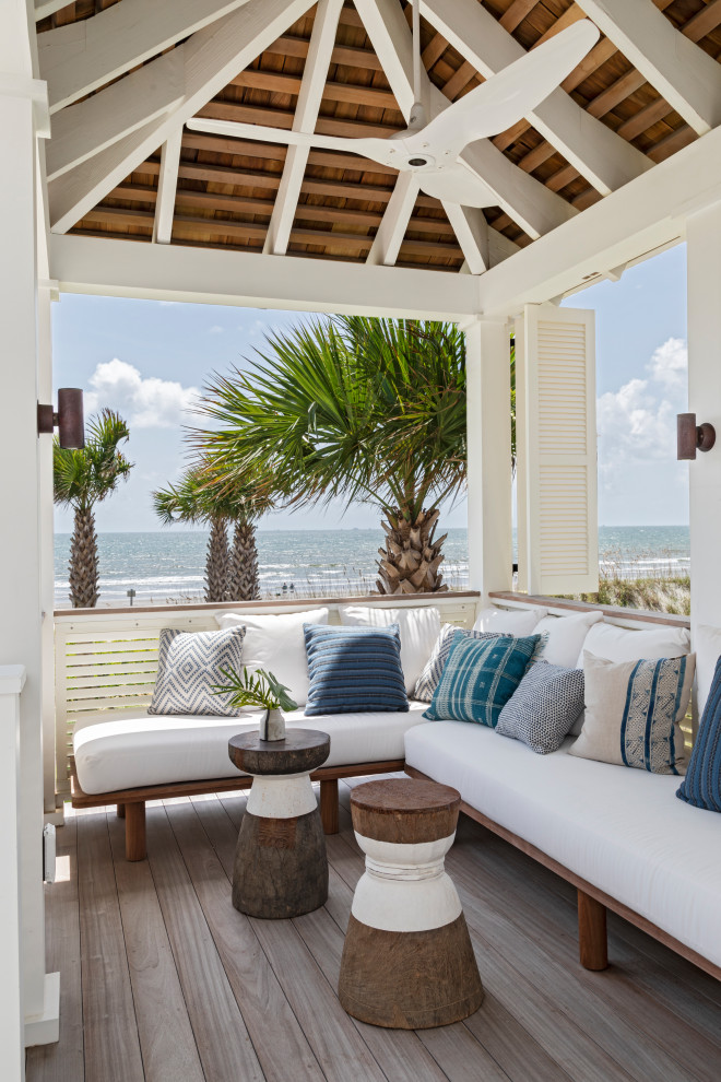 Свежая идея для дизайна: огромная веранда на заднем дворе в морском стиле с настилом, навесом и деревянными перилами - отличное фото интерьера