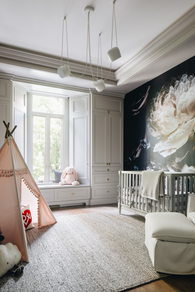 Стильный дизайн: большая нейтральная комната для малыша в стиле модернизм с белыми стенами, коричневым полом, потолком из вагонки и обоями на стенах - последний тренд