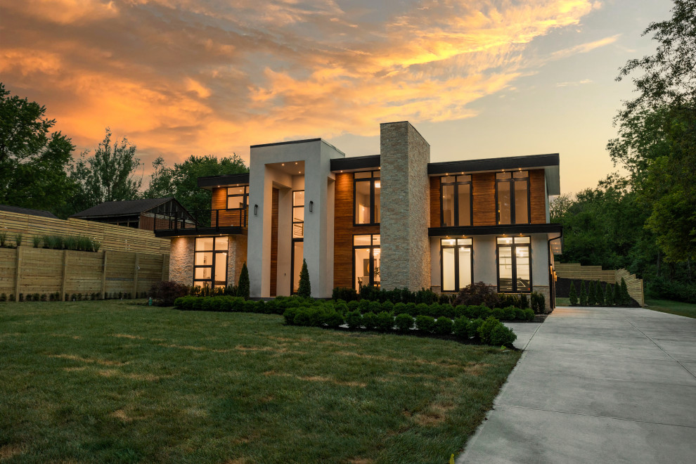 Стильный дизайн: огромный, трехэтажный, разноцветный частный загородный дом в стиле модернизм с облицовкой из камня, плоской крышей и белой крышей - последний тренд