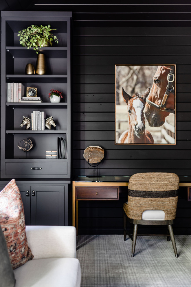 Aménagement d'un petit bureau montagne en bois avec un mur noir, moquette, un bureau intégré, un sol multicolore et un plafond en bois.