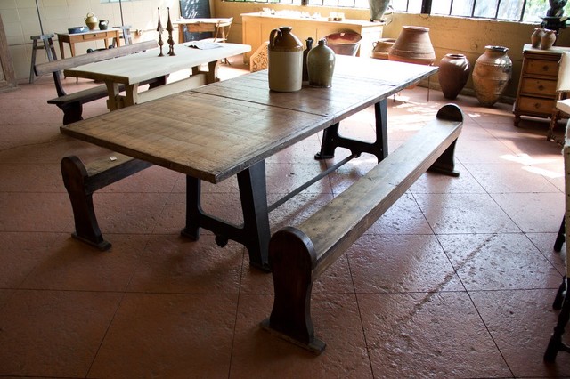 Table using English Industrial trestles as bases esszimmer