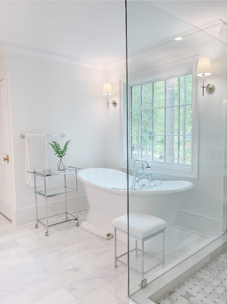 Esempio di una stanza da bagno padronale classica con vasca freestanding, pareti bianche, pavimento in marmo, pavimento bianco e porta doccia a battente