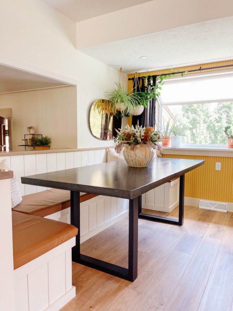 Aménagement d'une salle à manger éclectique avec une banquette d'angle, un mur jaune, un sol en vinyl, un sol beige et du papier peint.