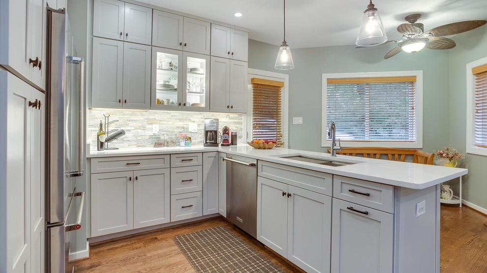 Inspiration for a mid-sized transitional u-shaped eat-in kitchen remodel in DC Metro with an island