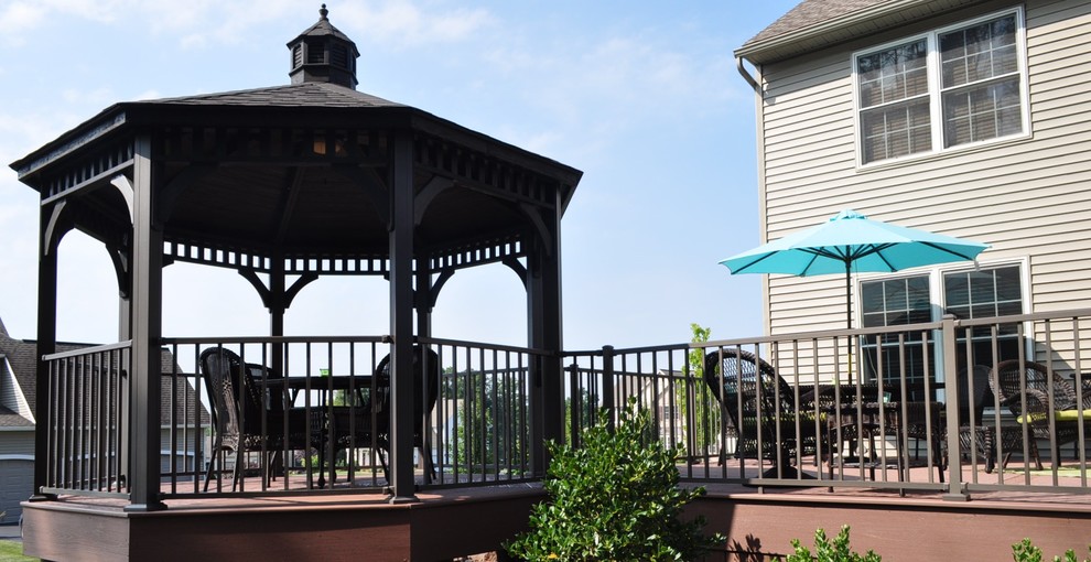 Deck - mid-sized traditional backyard deck idea