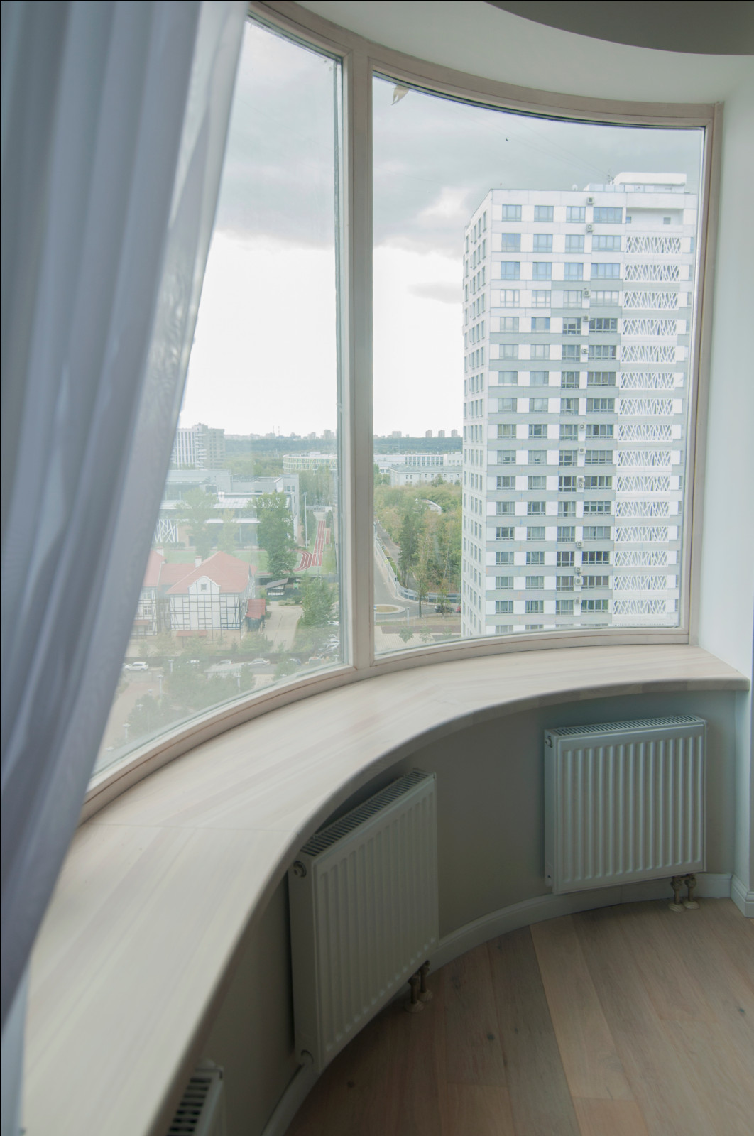 Вид из окна гостиной.