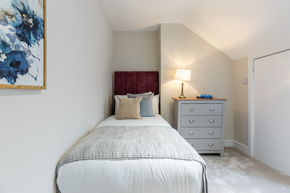 Idee per una piccola camera degli ospiti contemporanea con pareti beige, moquette e pavimento beige