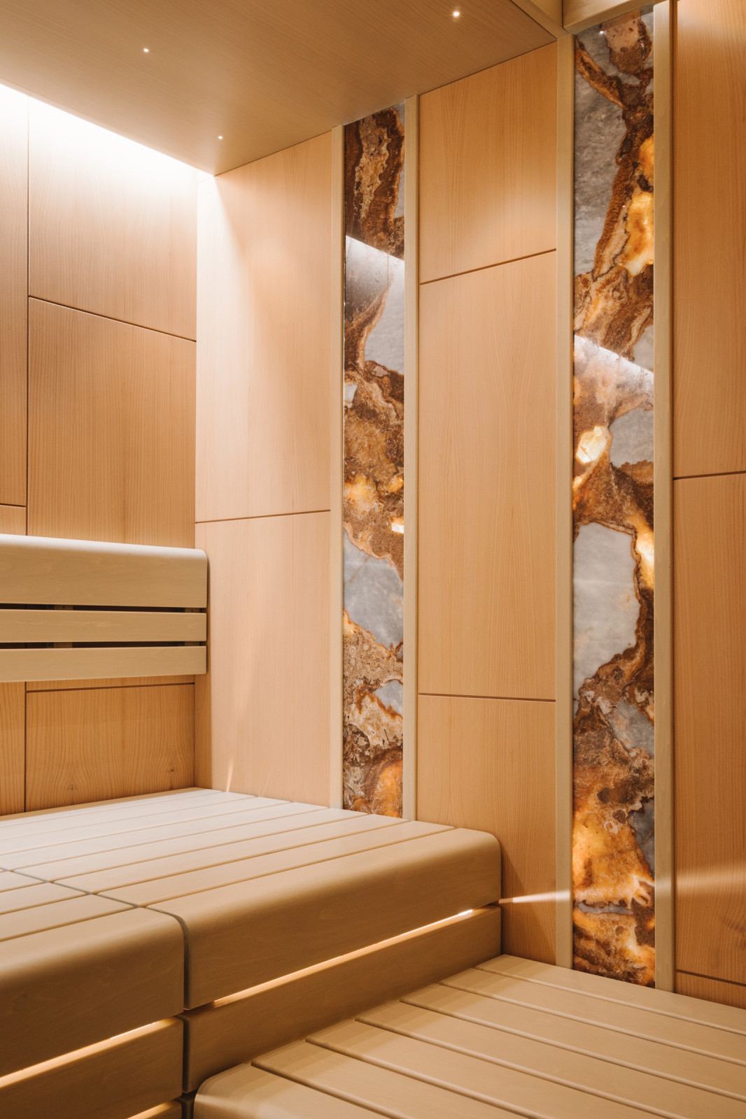 Стены - шпонированные панели из ливанского кедра.