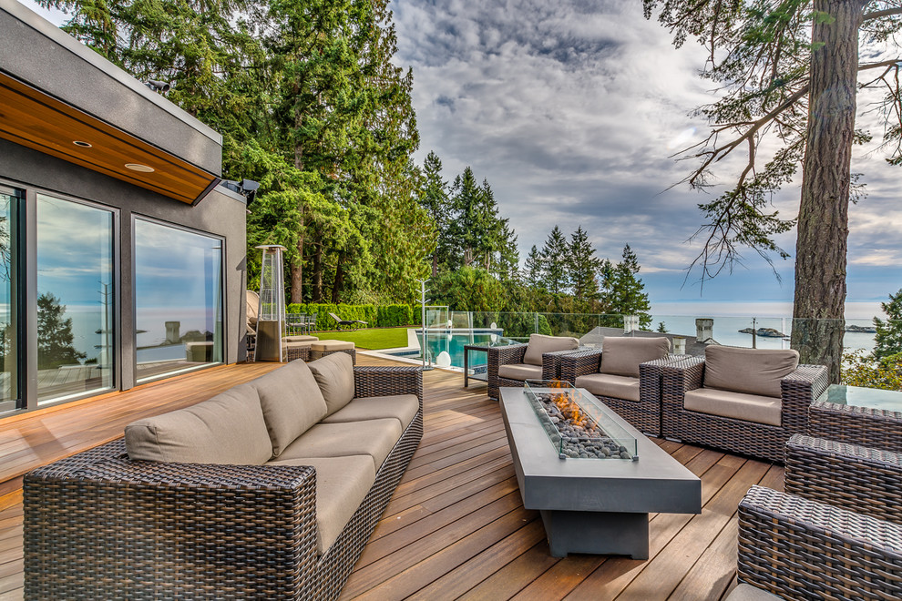Design ideas for a contemporary deck in Vancouver.