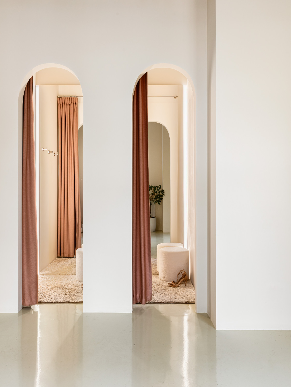 200 м2 AGLAYA бутик одежды на Сары Садыковой