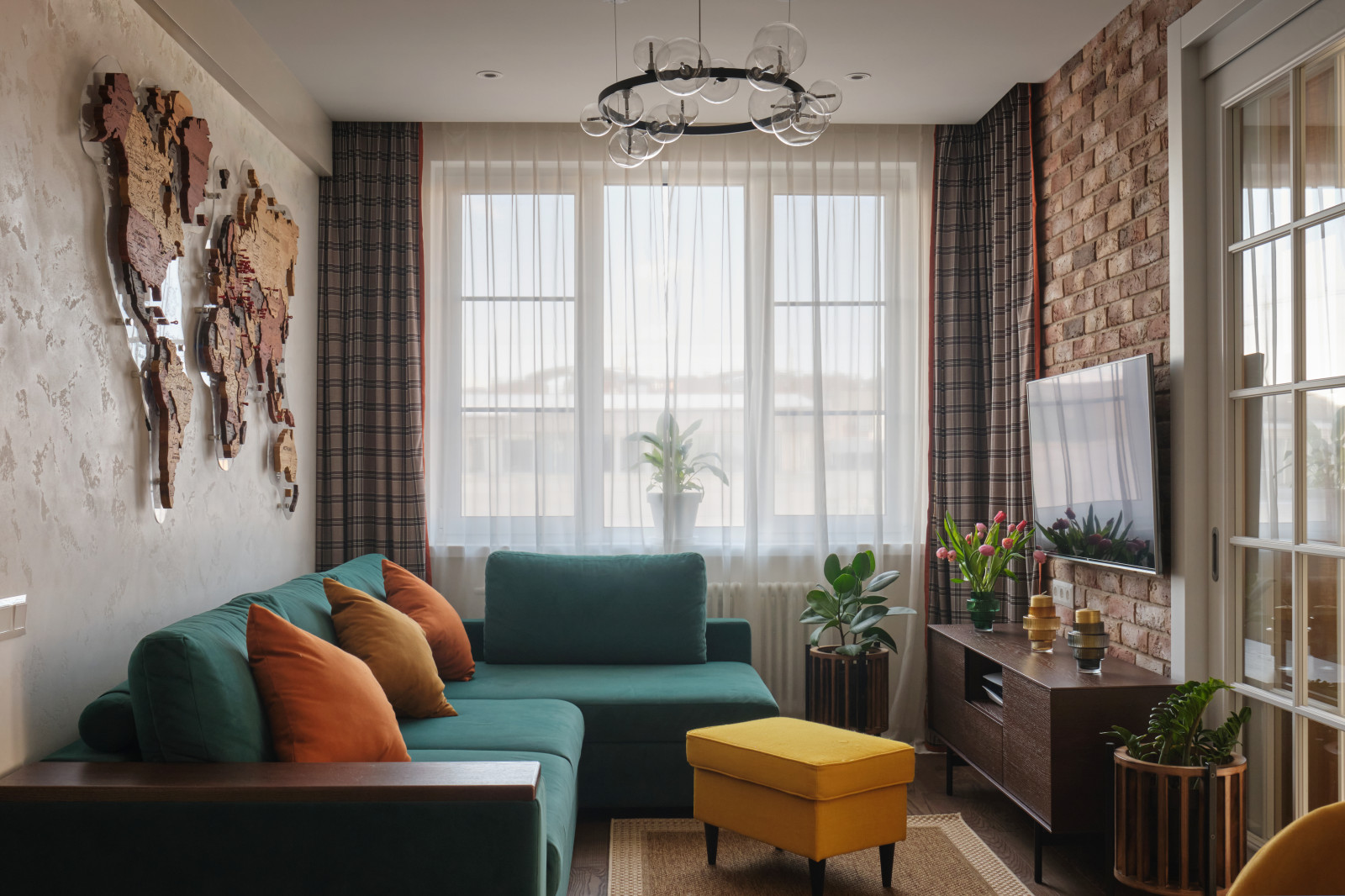 Яркий аутентичный интерьер, создающий иллюзию загородного дома