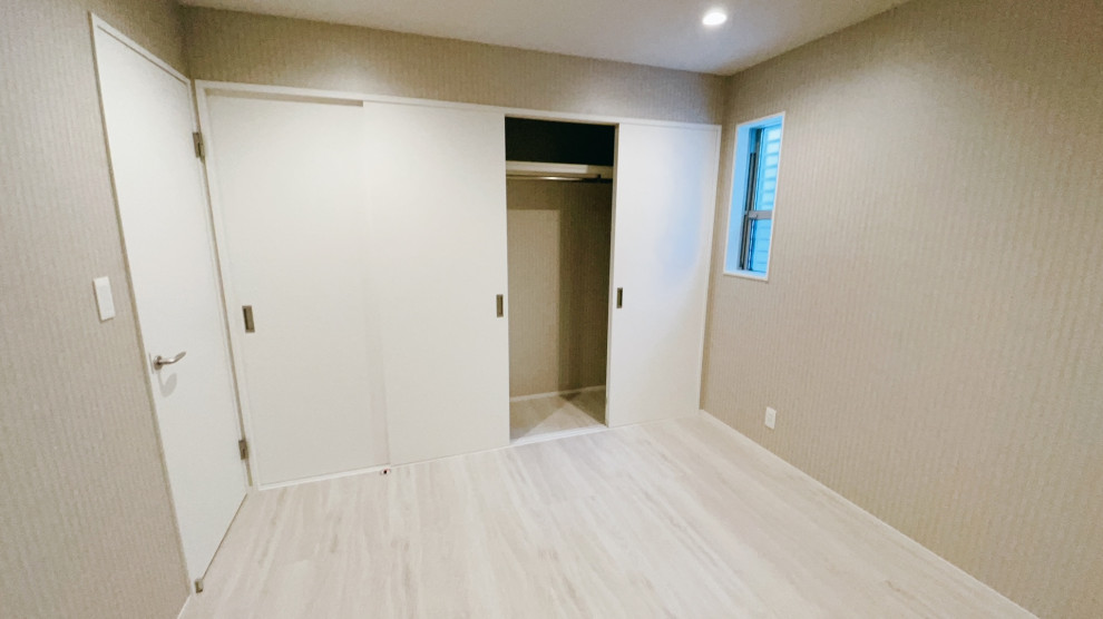 Cette photo montre une chambre parentale moderne de taille moyenne avec un mur gris, parquet peint, un sol blanc, un plafond en papier peint et du papier peint.