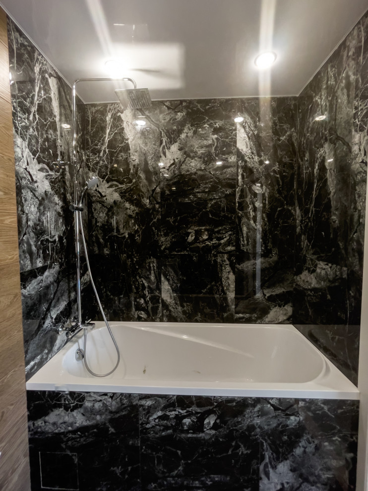 Источник вдохновения для домашнего уюта: ванная комната среднего размера с черной плиткой, керамогранитной плиткой, черными стенами, полом из керамогранита и коричневым полом