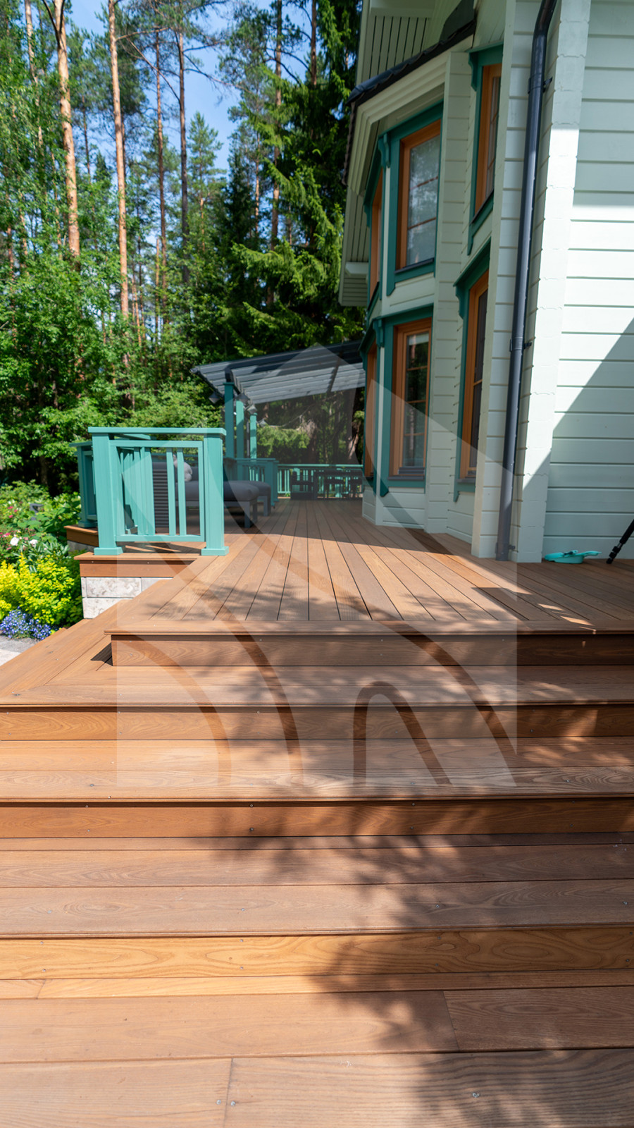 Терраса из термоясеня для загородного дома