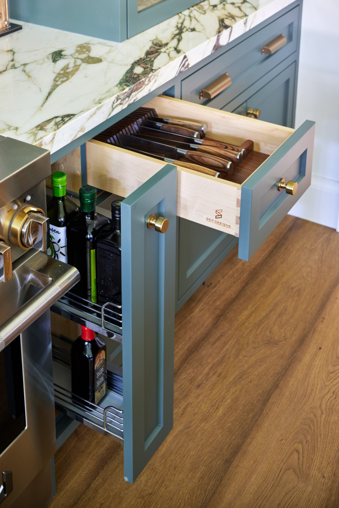 Transitional kitchen photo in Toronto