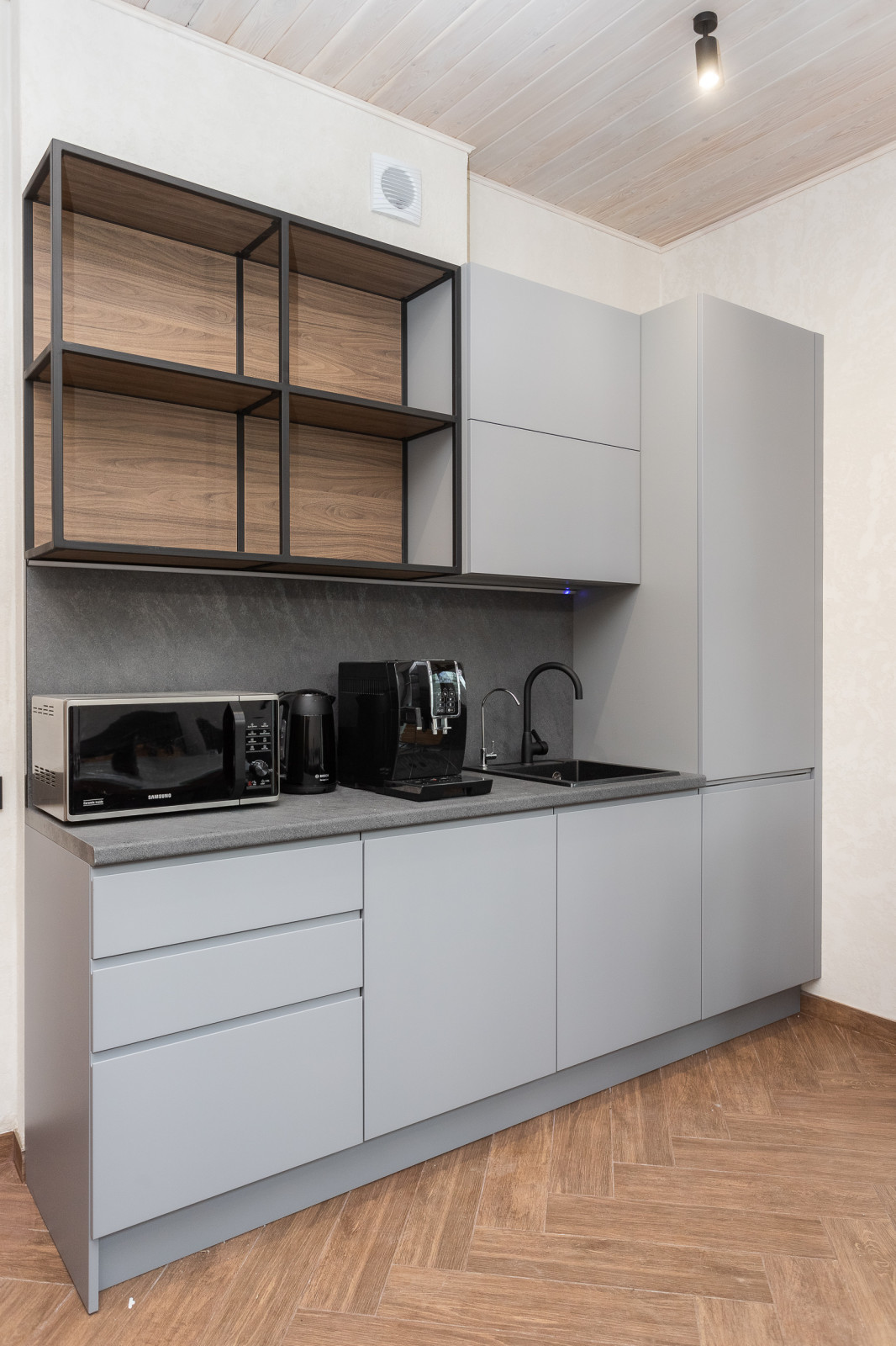 Кухня в современном стиле в гостиничном комплексе