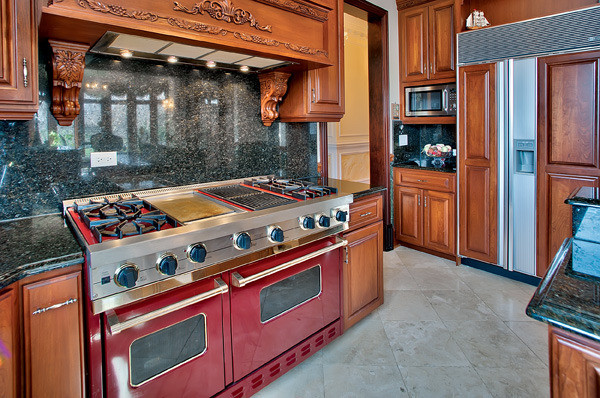 Traditional kitchen in Chicago.