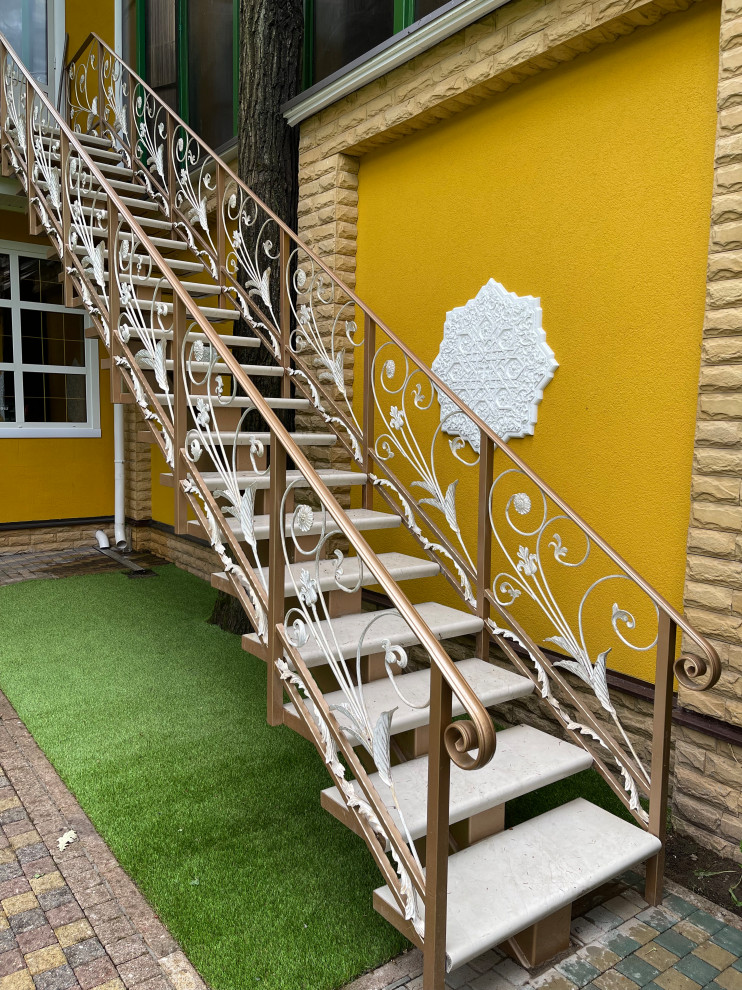 Imagen de escalera recta asiática de tamaño medio con escalones con baldosas, barandilla de metal y ladrillo