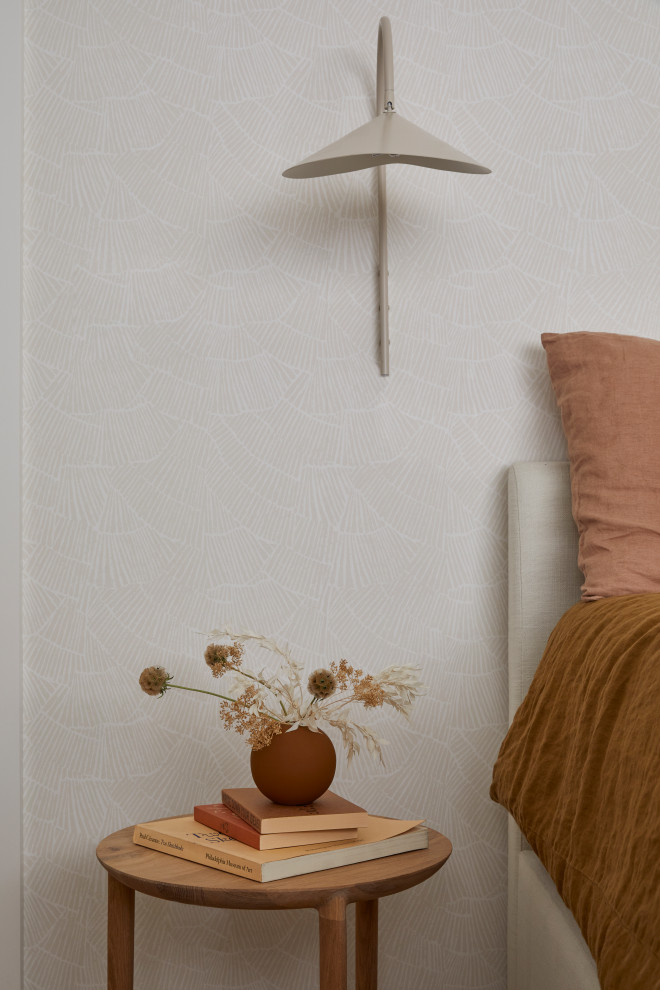 Kleines Skandinavisches Hauptschlafzimmer mit beiger Wandfarbe, hellem Holzboden, braunem Boden und Tapetenwänden in San Francisco