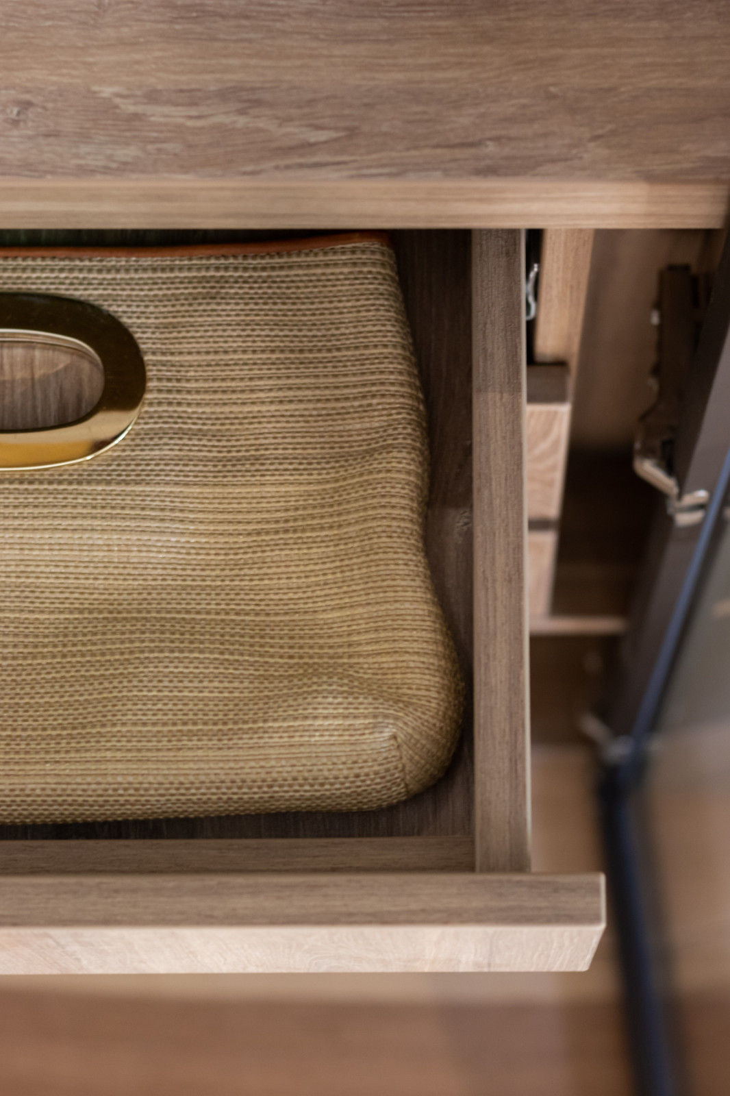 Распашной шкаф для спальни