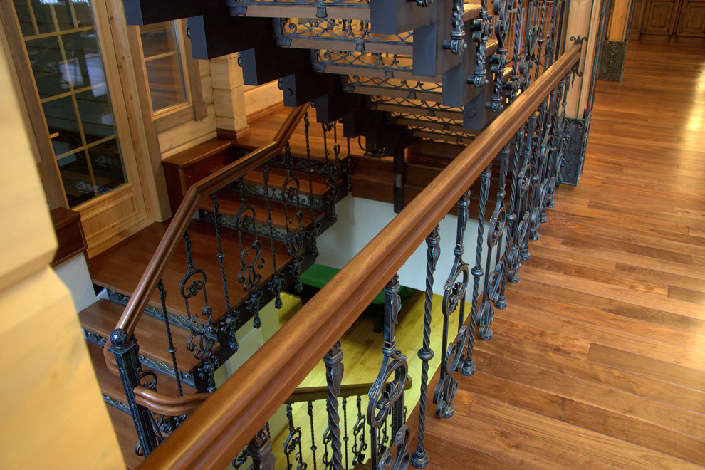 На фото: лестница в стиле неоклассика (современная классика)