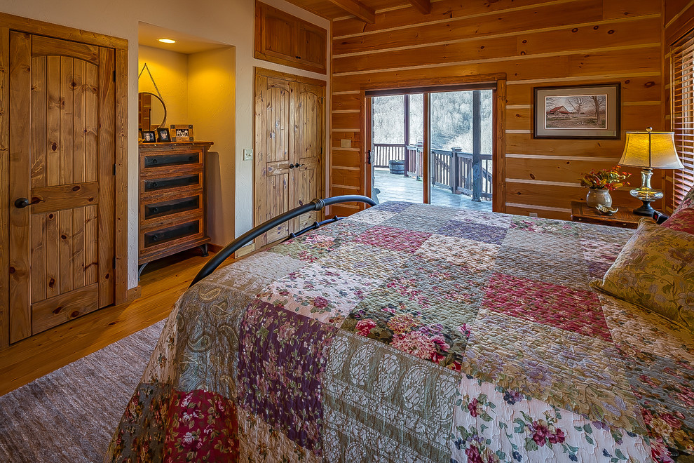 Imagen de habitación de invitados rural de tamaño medio con paredes beige y suelo de madera clara