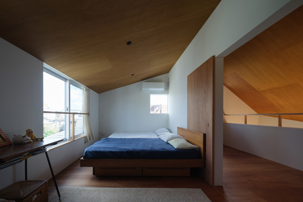 На фото: хозяйская спальня среднего размера в стиле модернизм с белыми стенами, коричневым полом, потолком из вагонки и стенами из вагонки с