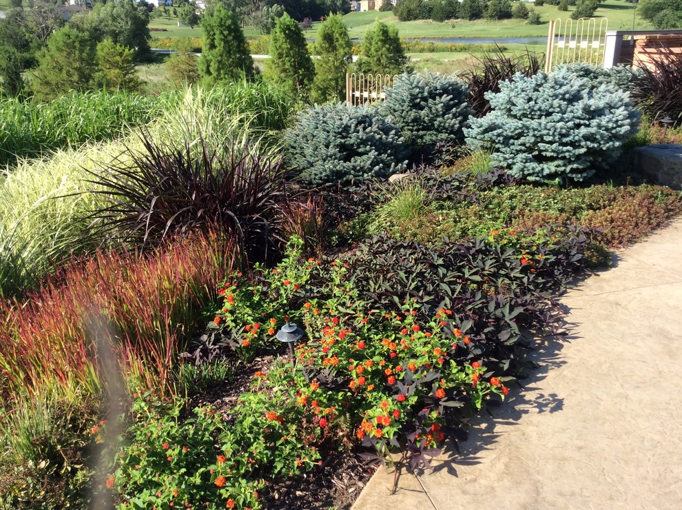 Inspiration for a mid-sized traditional garden in Omaha with concrete pavers.