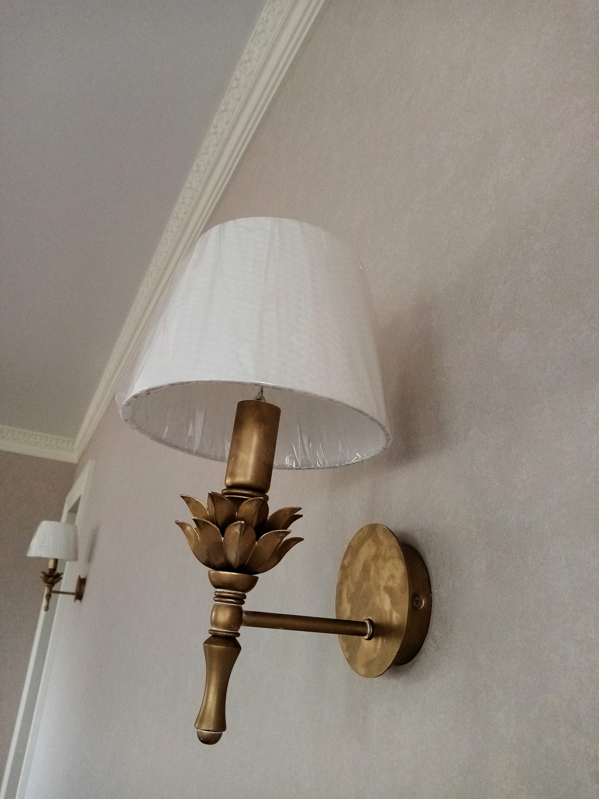 Бра в зоне камина в гостиной.