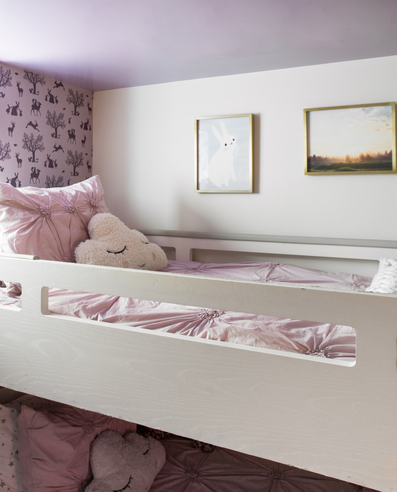 Modern inredning av ett litet sovloft, med lila väggar, ljust trägolv och vitt golv