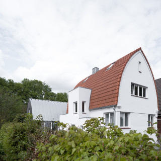 おしゃれな赤い屋根の家の画像 21年9月 Houzz ハウズ