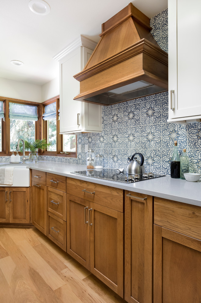 Idéer för att renovera ett mellanstort lantligt grå grått kök, med en rustik diskho, skåp i shakerstil, vita skåp, bänkskiva i kvarts, flerfärgad stänkskydd, stänkskydd i keramik, rostfria vitvaror, ljust trägolv, en köksö och brunt golv
