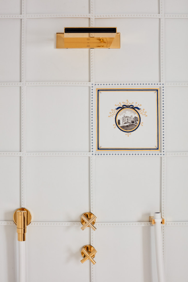 Idee per una piccola stanza da bagno con doccia tradizionale con piastrelle bianche, piastrelle in ceramica e pareti bianche