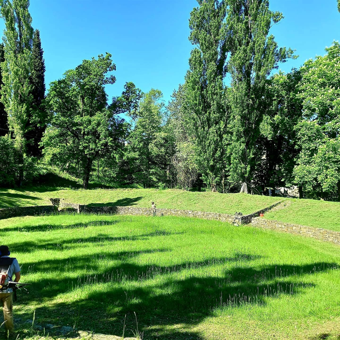 Sfalcio erba e pulizia del parco archeologico per preservare e rendere visibili