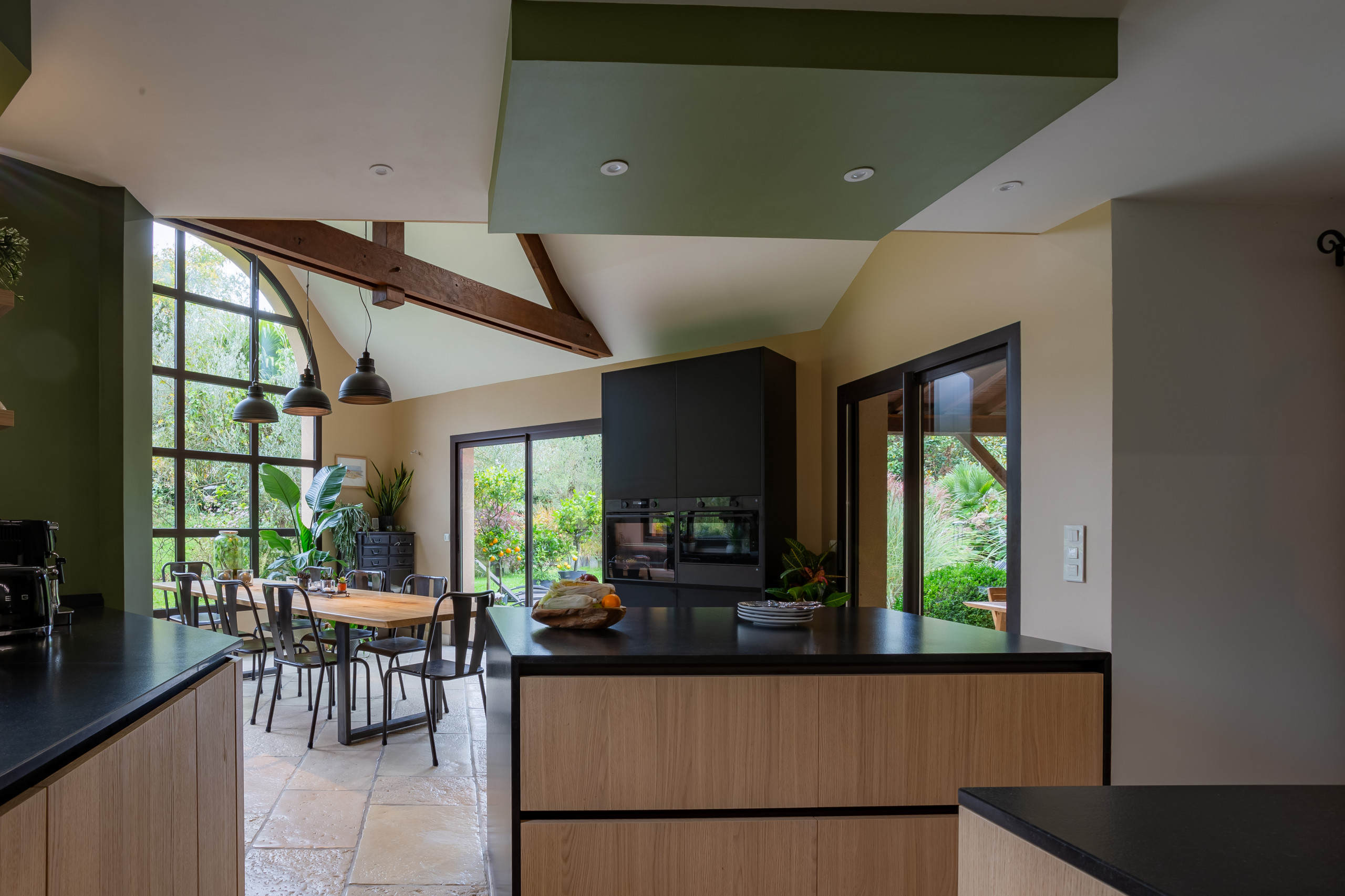 Réalisation d'une cuisine en bois dans un écrin végétal