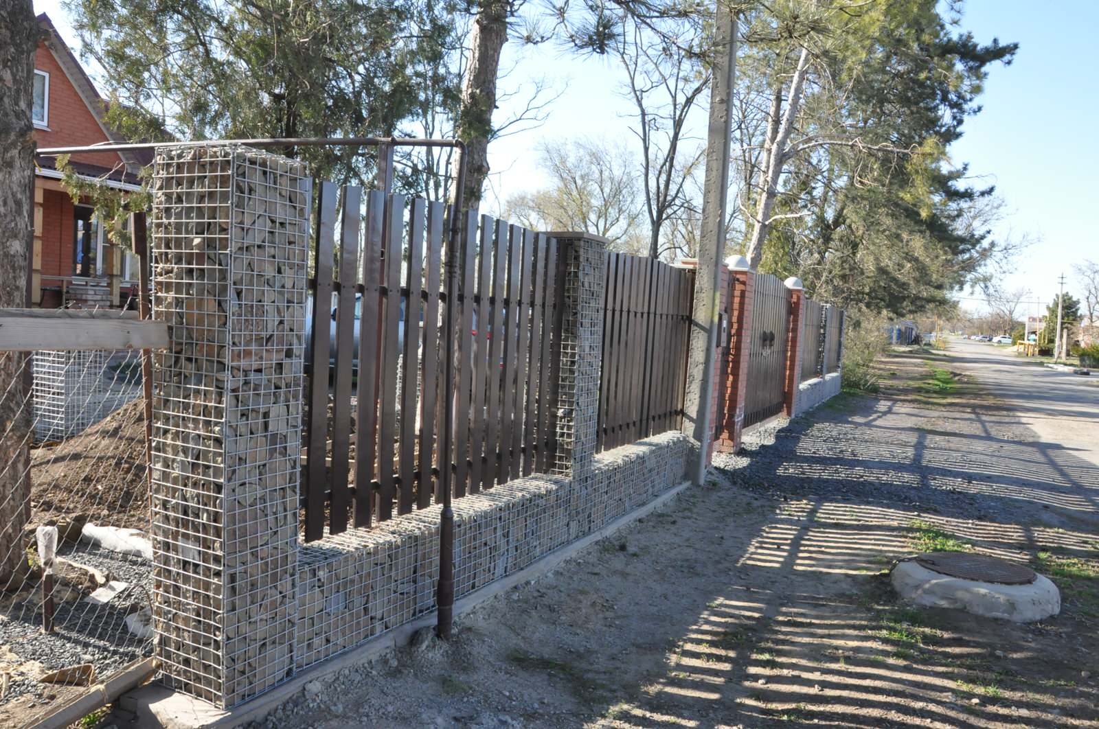 Забор из габионов с пролетами из деревянного штакетника