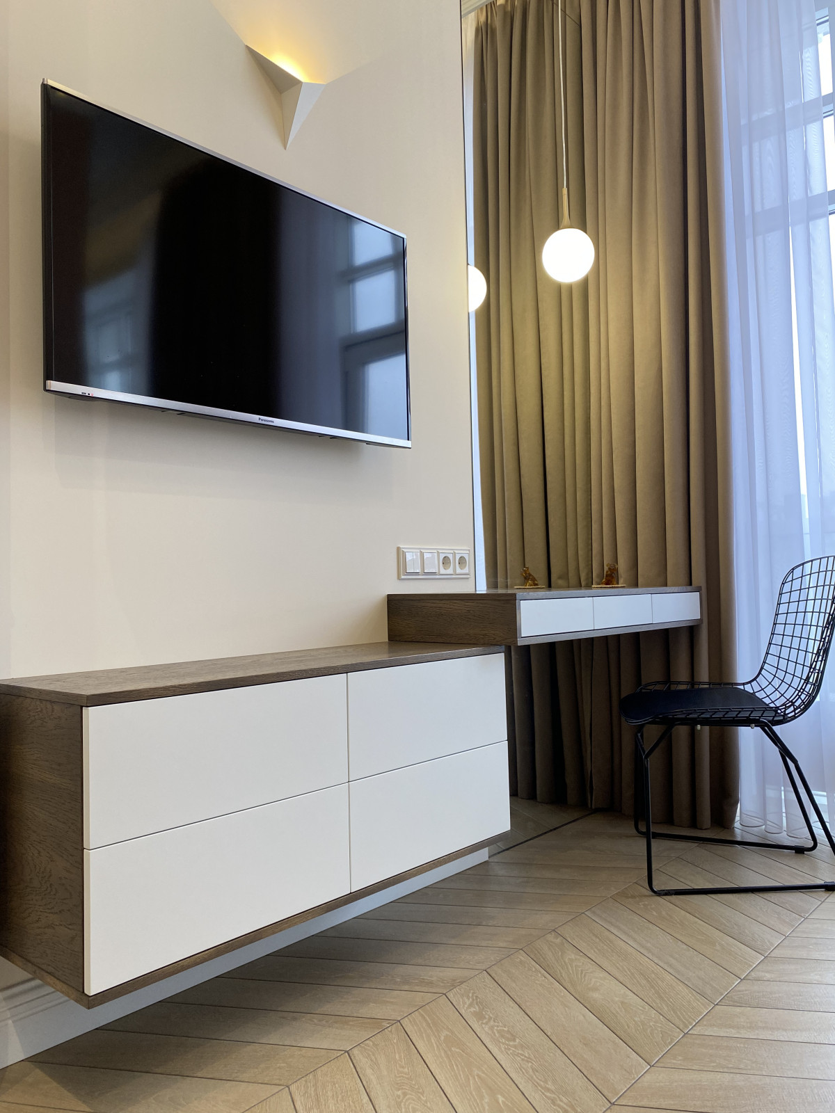 Подвесная тумба под TV. Рабочий стол.