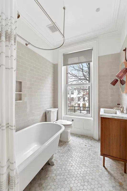 На фото: маленькая главная ванная комната в стиле ретро с фасадами в стиле шейкер, коричневыми фасадами, ванной на ножках, душем над ванной, раздельным унитазом, серой плиткой, керамогранитной плиткой, серыми стенами, мраморным полом, монолитной раковиной, мраморной столешницей, белым полом, шторкой для ванной, белой столешницей, тумбой под одну раковину и напольной тумбой для на участке и в саду с