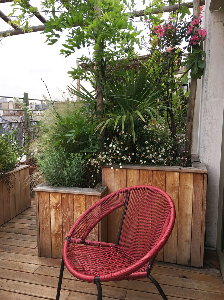 Photo of a small contemporary deck in Paris.