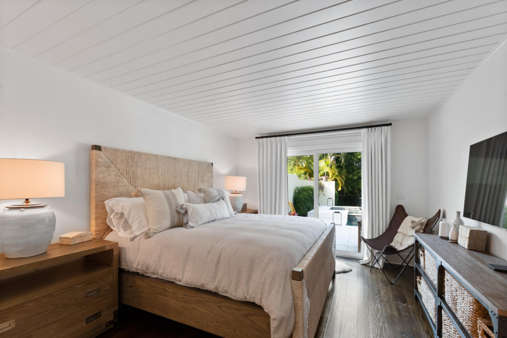 Kleines Eklektisches Hauptschlafzimmer mit weißer Wandfarbe, dunklem Holzboden, braunem Boden und Holzdielendecke in Miami