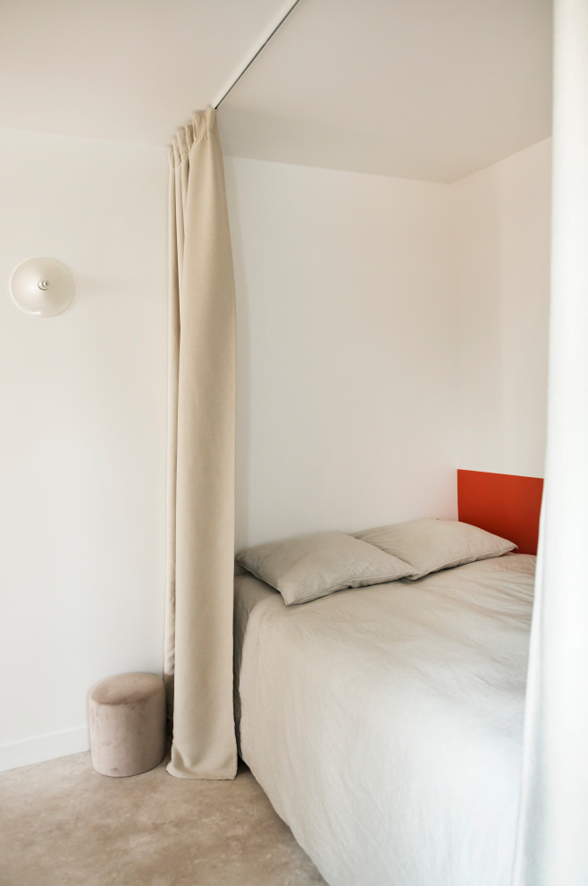 Ejemplo de dormitorio contemporáneo pequeño con paredes blancas y suelo de madera clara