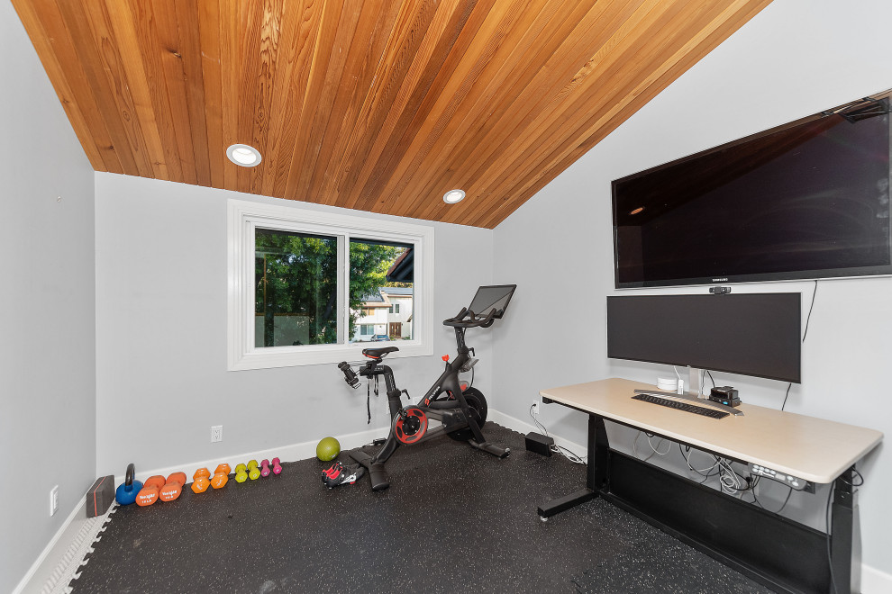 Esempio di uno studio yoga tradizionale di medie dimensioni con pareti grigie, moquette, pavimento grigio e soffitto a volta