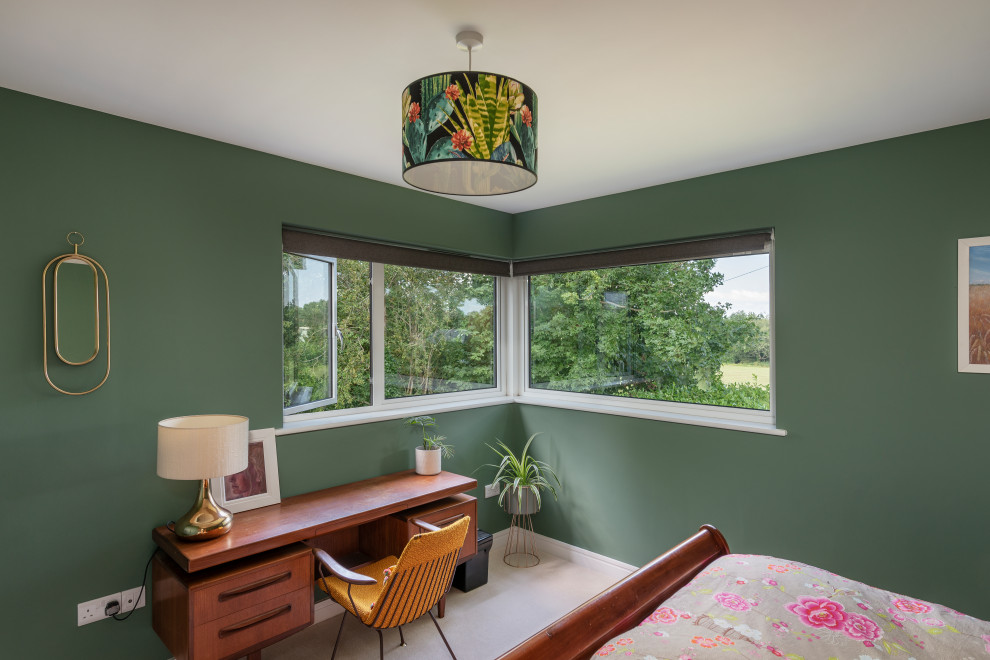 Ejemplo de dormitorio principal contemporáneo de tamaño medio con paredes verdes, moqueta y suelo beige