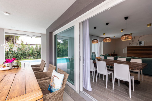 Villa con piscina contemporary-deck