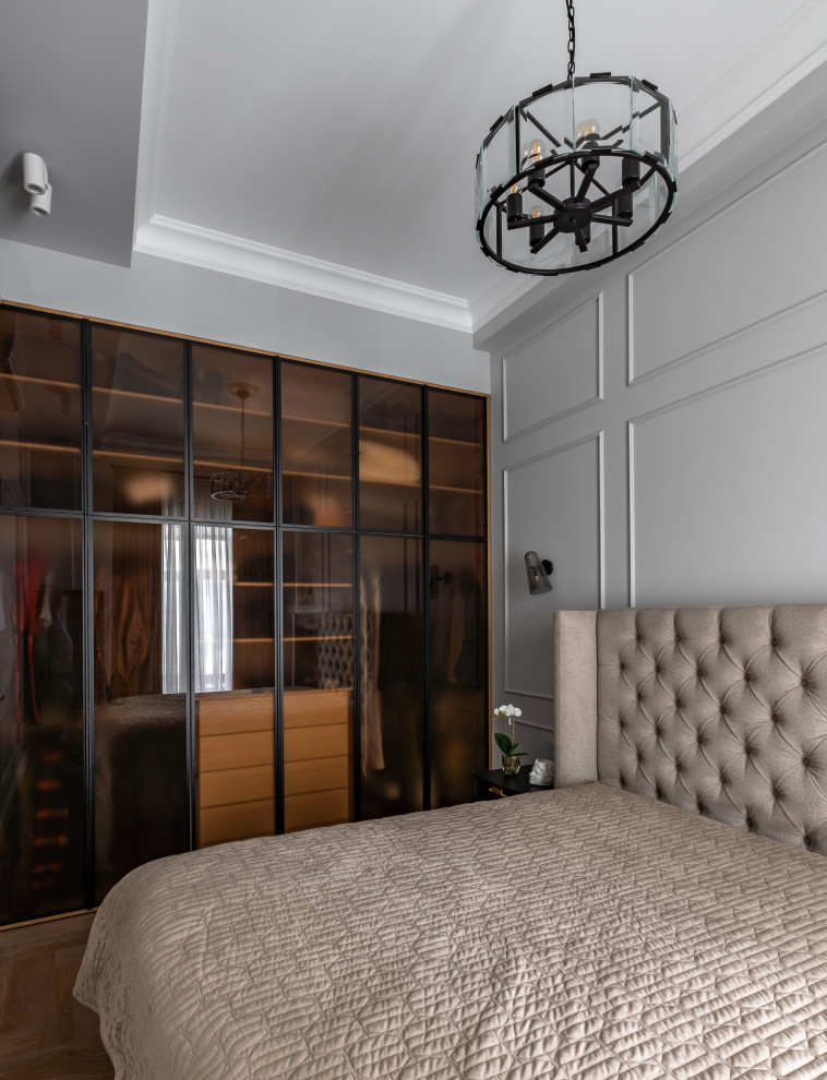 Diseño de dormitorio principal y gris y blanco tradicional renovado pequeño con paredes grises, suelo de madera en tonos medios, suelo marrón y vigas vistas
