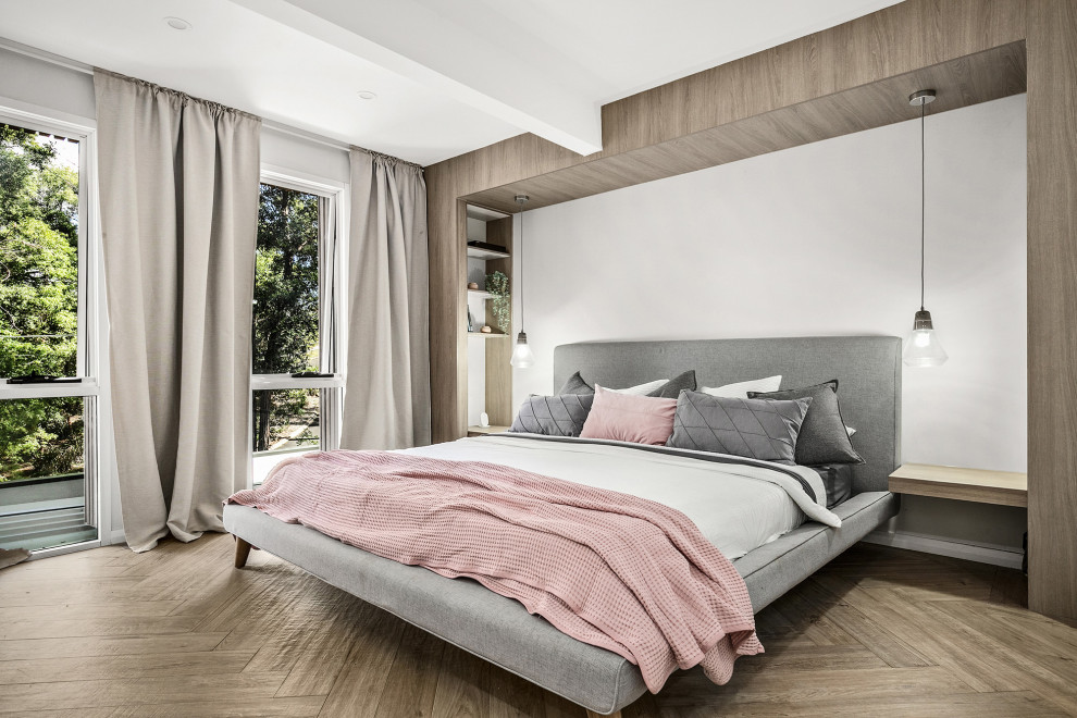 Пример оригинального дизайна: хозяйская спальня среднего размера в стиле модернизм с серыми стенами, полом из керамогранита и коричневым полом