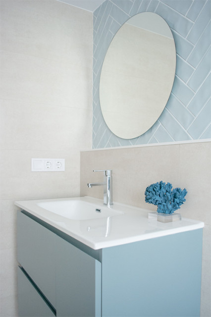Ba&ntilde;o Guizem coastal-powder-room