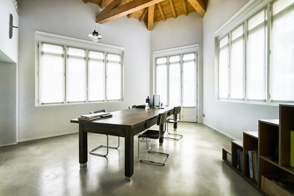 Bild på ett mellanstort funkis hemmastudio, med betonggolv och grått golv