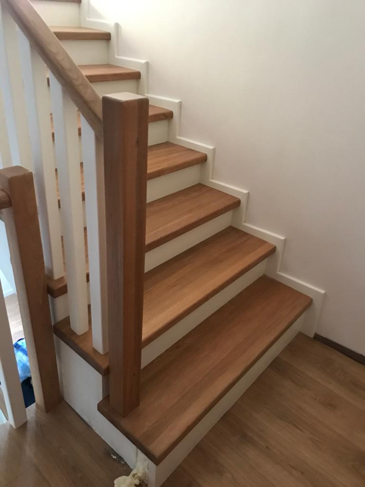 Свежая идея для дизайна: п-образная деревянная лестница среднего размера в классическом стиле с деревянными ступенями и деревянными перилами - отличное фото интерьера